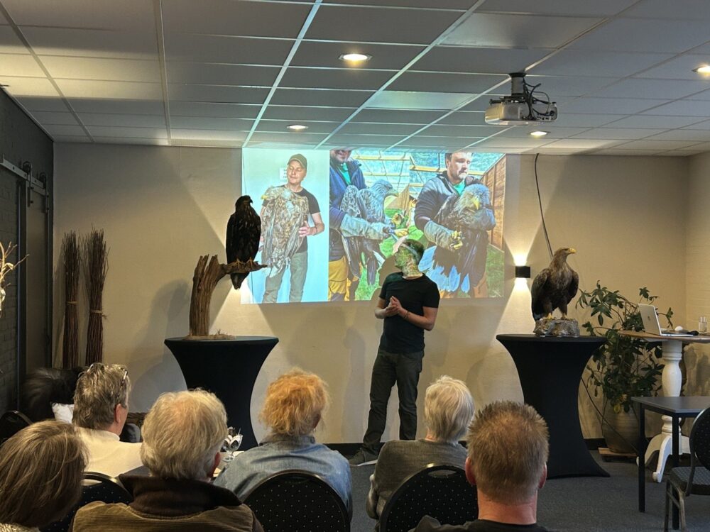 Ruben Meijer vertelt voor een zittend publiek