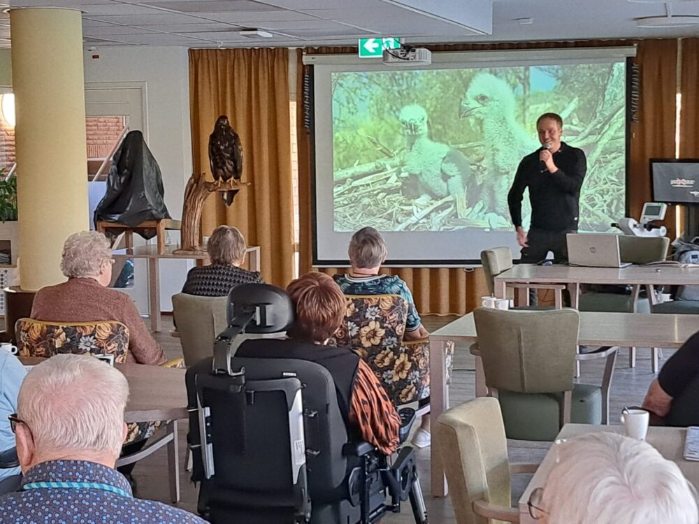 De bewoners van 14 woonlocaties van Stichting Noorderboog konden de prachtige zeearend van heel dichtbij bewonderen