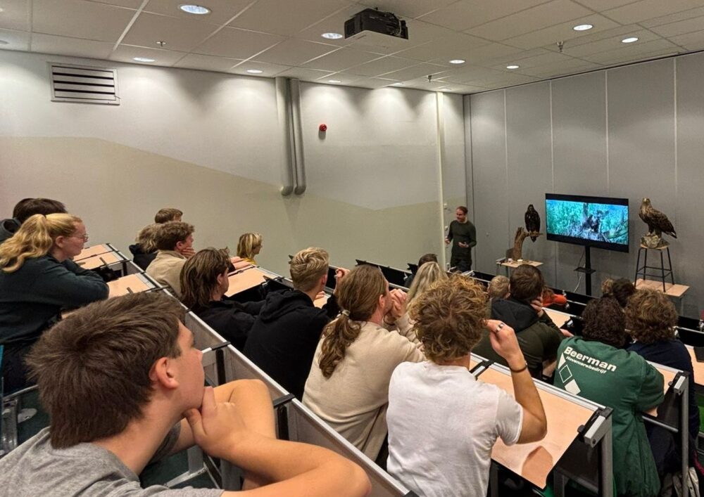 Ruben geeft les op Terra College aan de studenten van Natuur Water & Recreatie