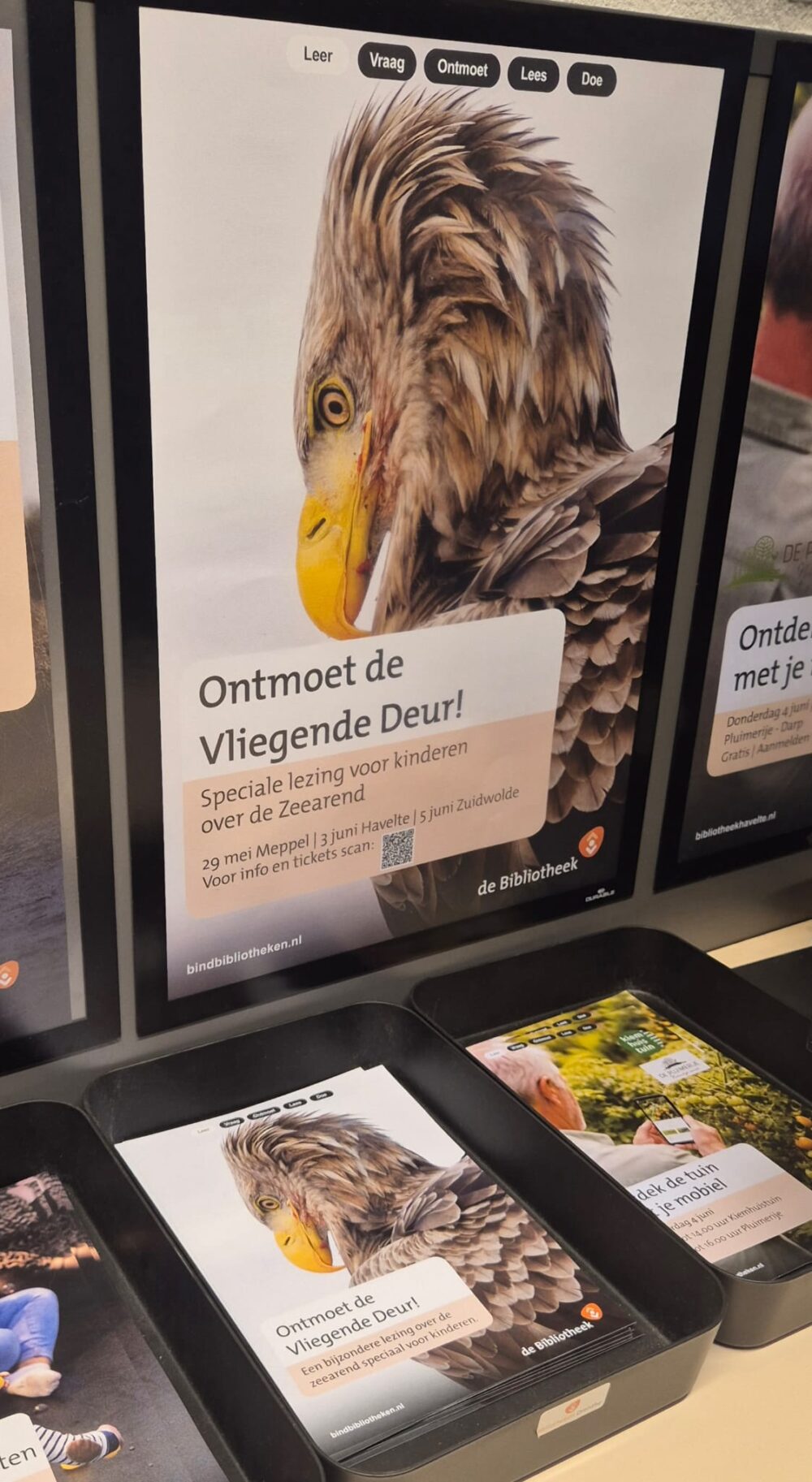 Flyers in verschillende bibliotheken over de voorstelling ''Ontmoet de vliegende deur''