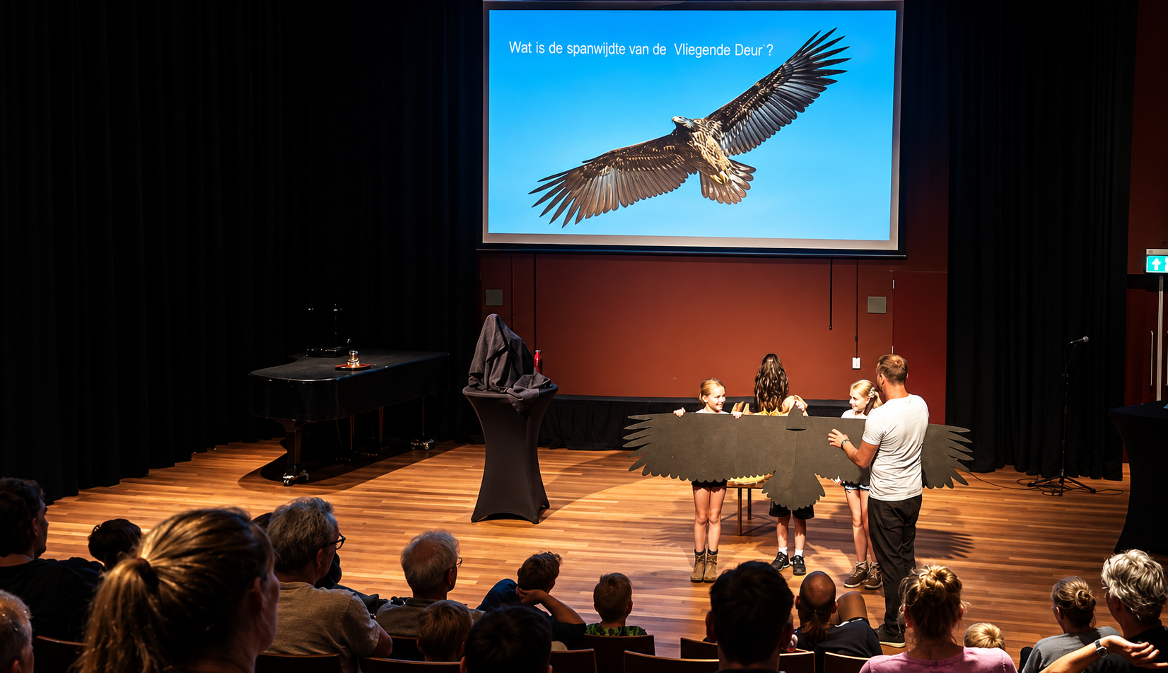 Ruben laat spanwijdte zien van de vliegende deur