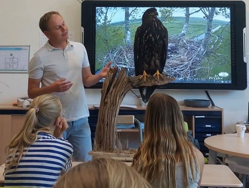 Ruben verteld leerlingen over de eerste kwetsbare periode van jonge zeearenden op het nest
